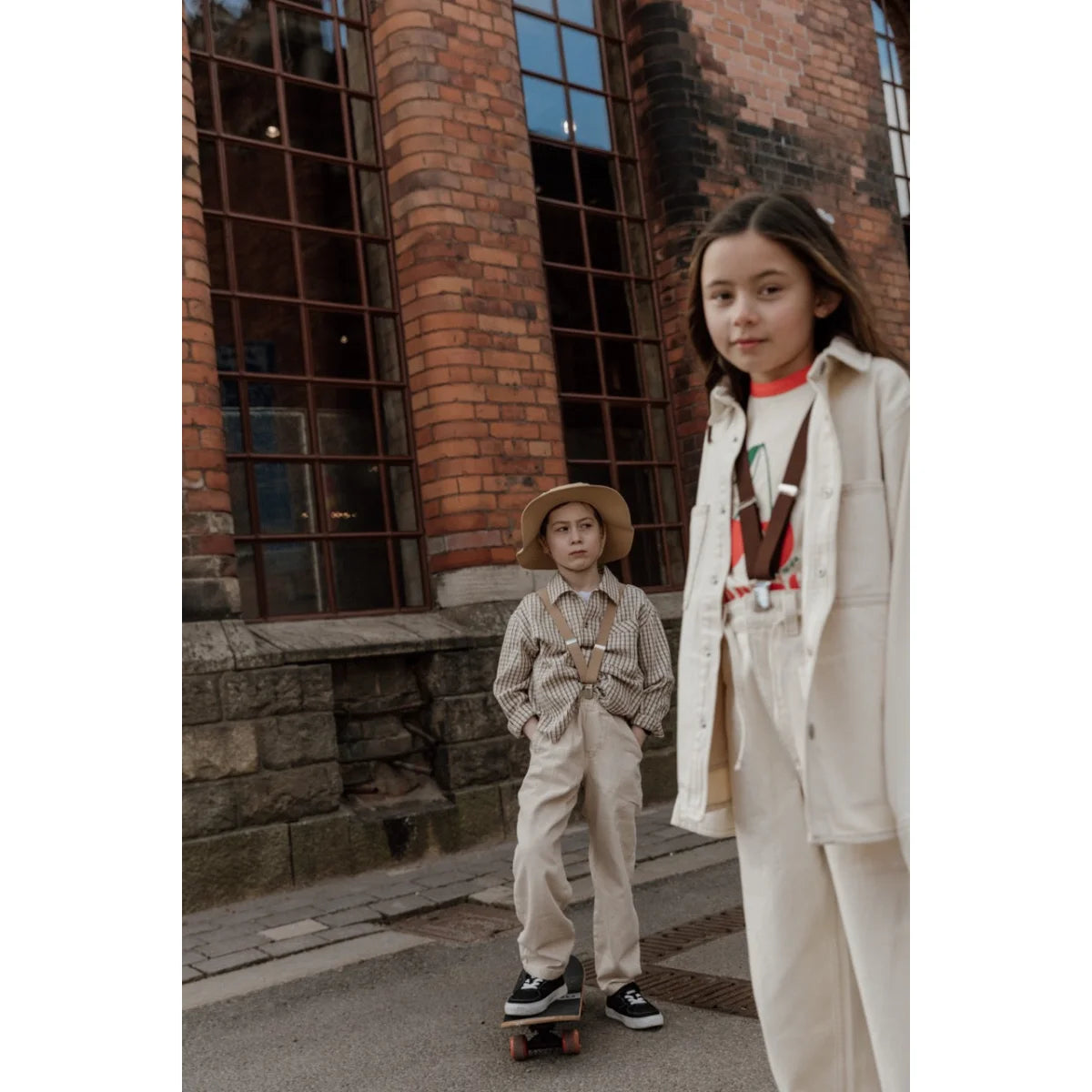 Zwei Kinder in Vintage-Kleidung mit Retro V-Trägern in Schokoladebraun