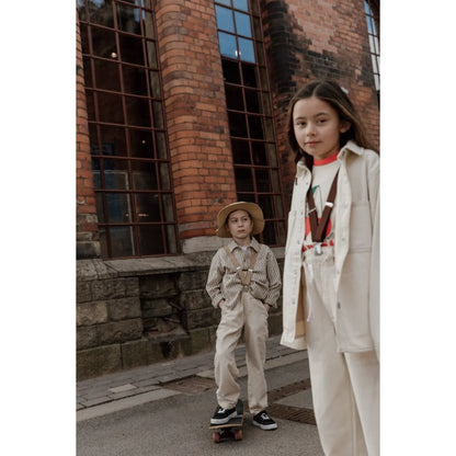 Zwei Kinder in Vintage-Kleidung mit Retro V-Trägern in Schokoladebraun