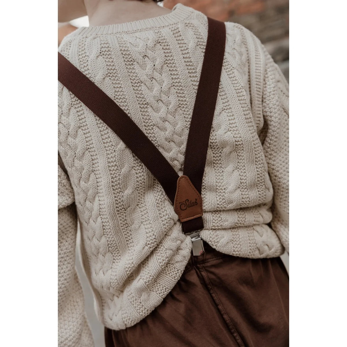 Braune Hosenträger auf einem strukturierten Pullover in Retro V Braces | Schokoladenbraun