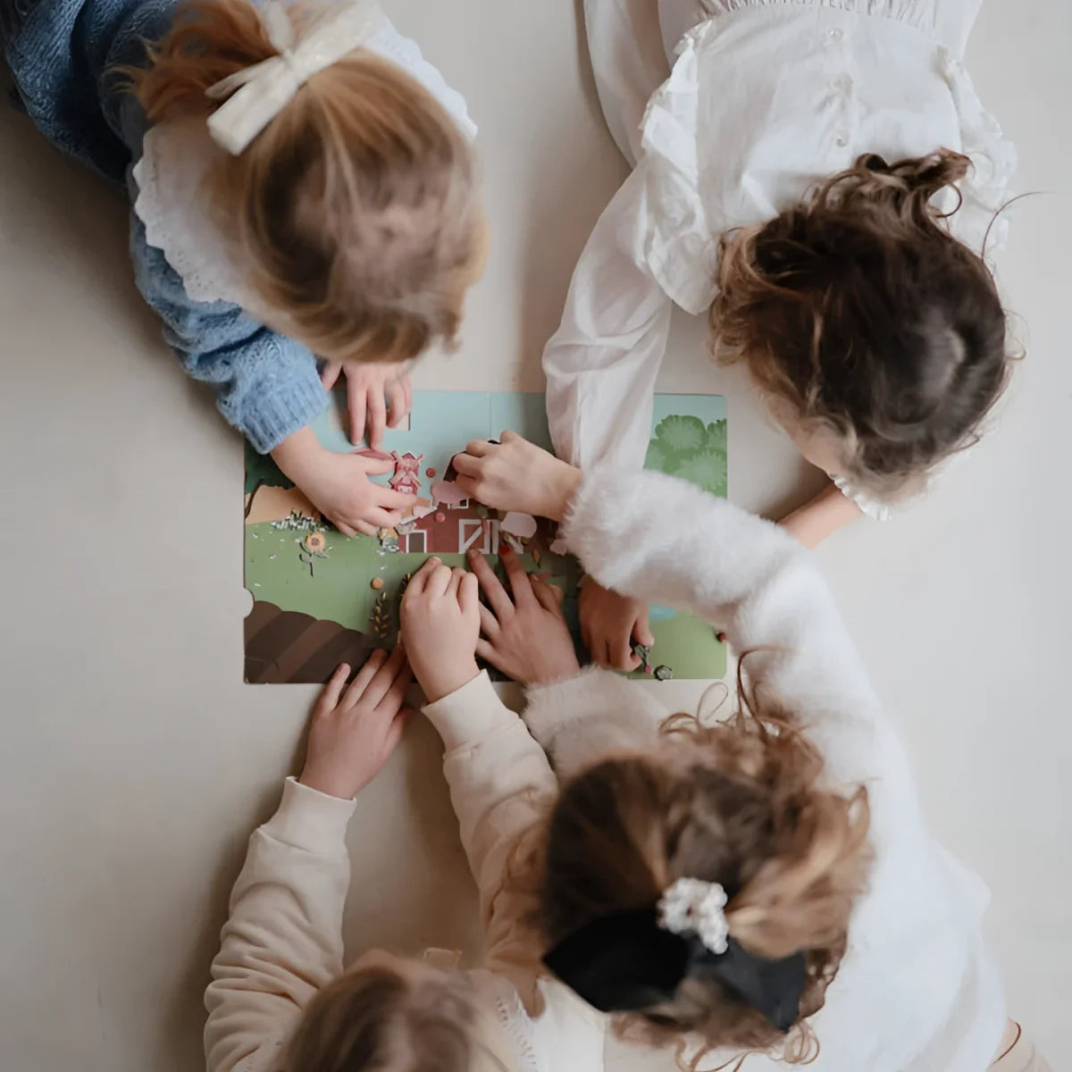 Kinder beim Spielen mit einem landwirtschaftlichen Puzzle aus dem wiederverwendbaren Sticker-Set