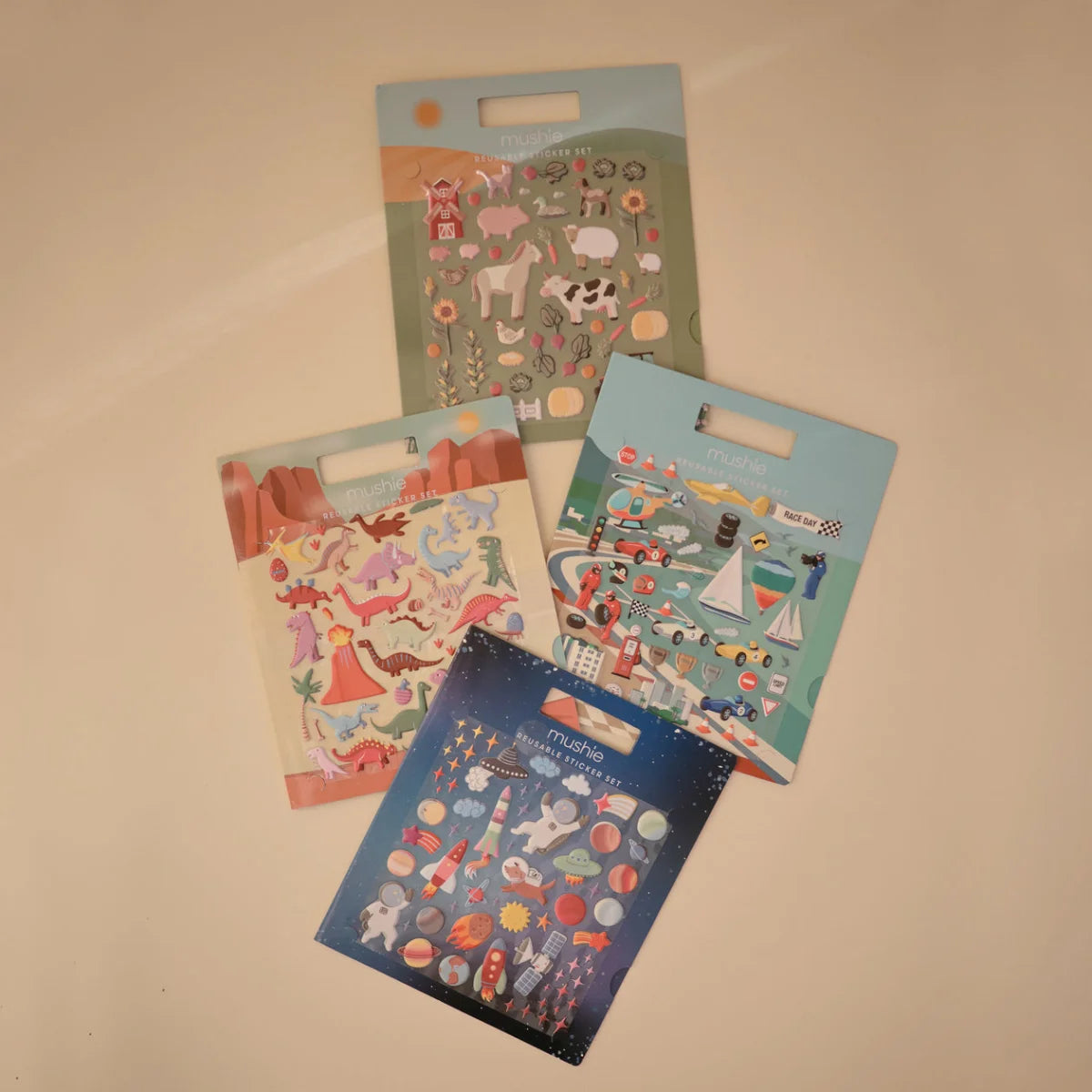Vier Stickerbücher aus dem wiederverwendbaren Sticker-Set für den Bauernhof