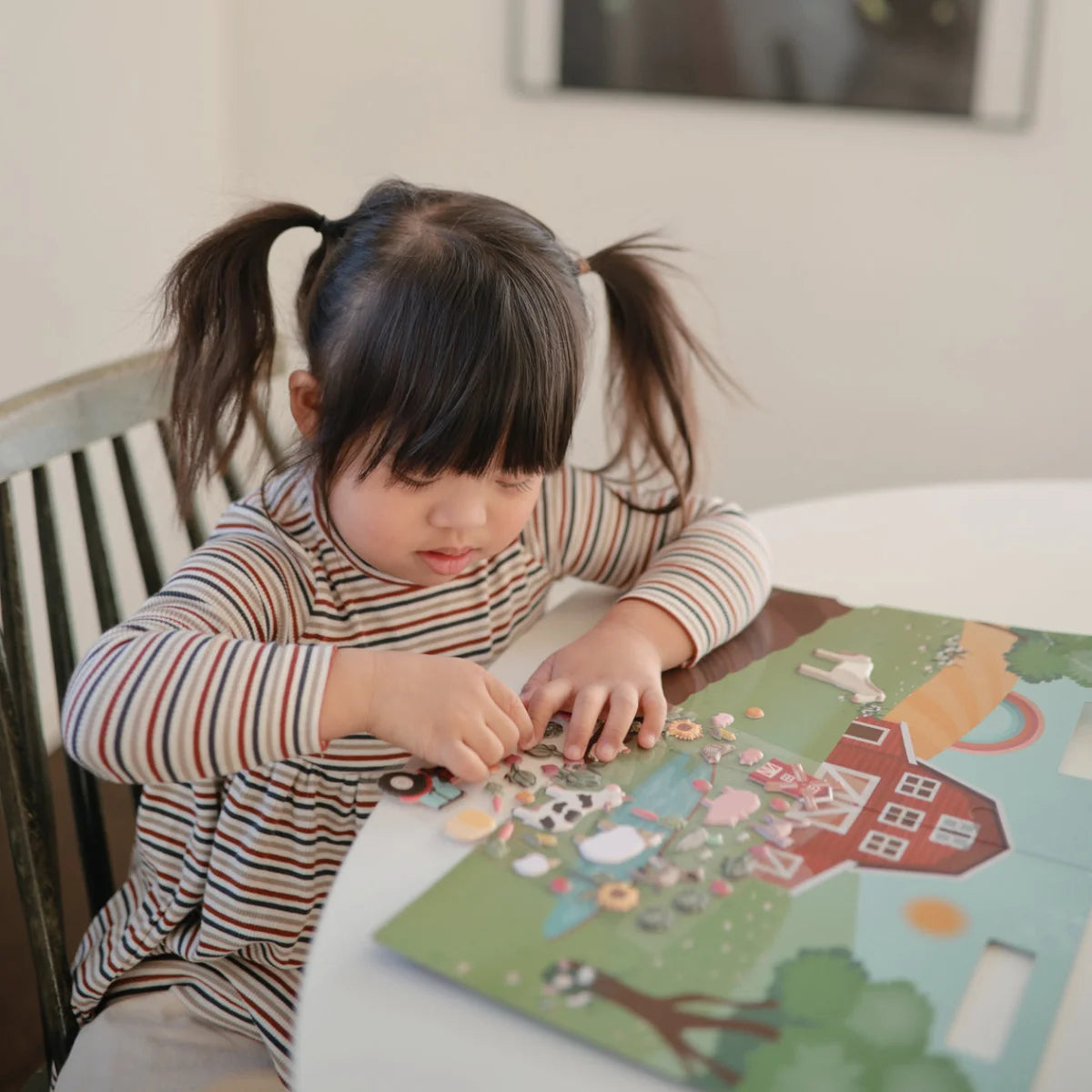 Junge spielt mit dem wiederverwendbaren Aufkleber-Set Bauernhof für Kinder