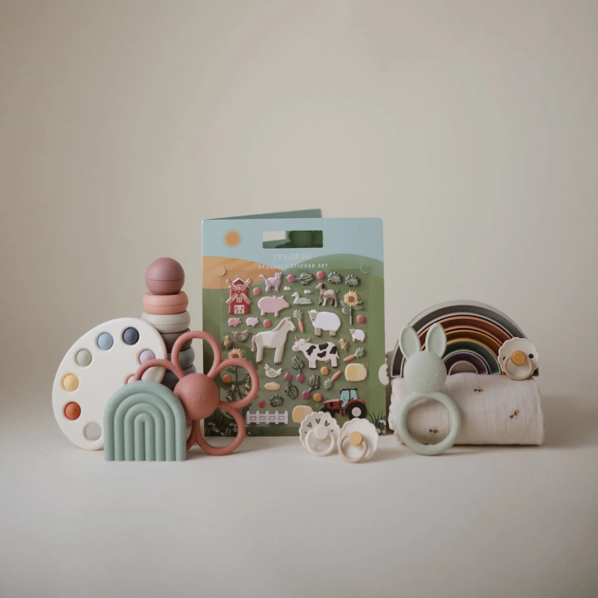 Verschiedene Babyspielzeuge aus dem wiederverwendbaren Sticker-Set Farm