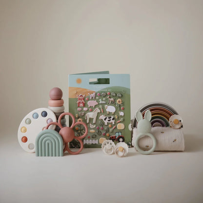 Verschiedene Babyspielzeuge aus dem wiederverwendbaren Sticker-Set Farm