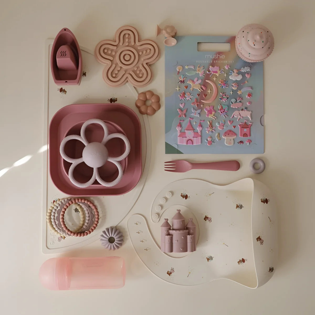 Rosa silikon baby fütterset mit blumenförmiger schale und burgenmotiv lätzchen in wiederverwendbarem sticker set feen