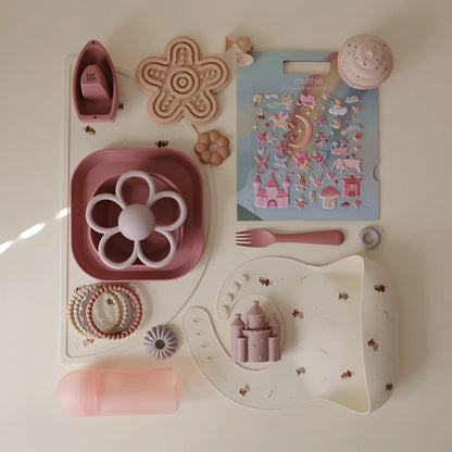 Rosa silikon baby fütterset mit blumenförmiger schale und burgenmotiv lätzchen in wiederverwendbarem sticker set feen