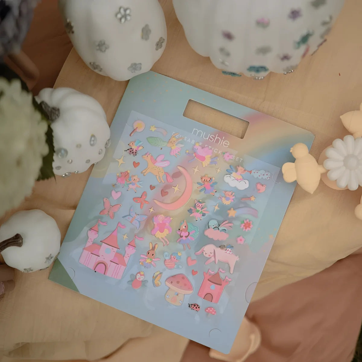 Wiederverwendbares sticker set feen mit pastellblauen aufklebern und märchenhaften feen, schloss und tiermotiven in rosa
