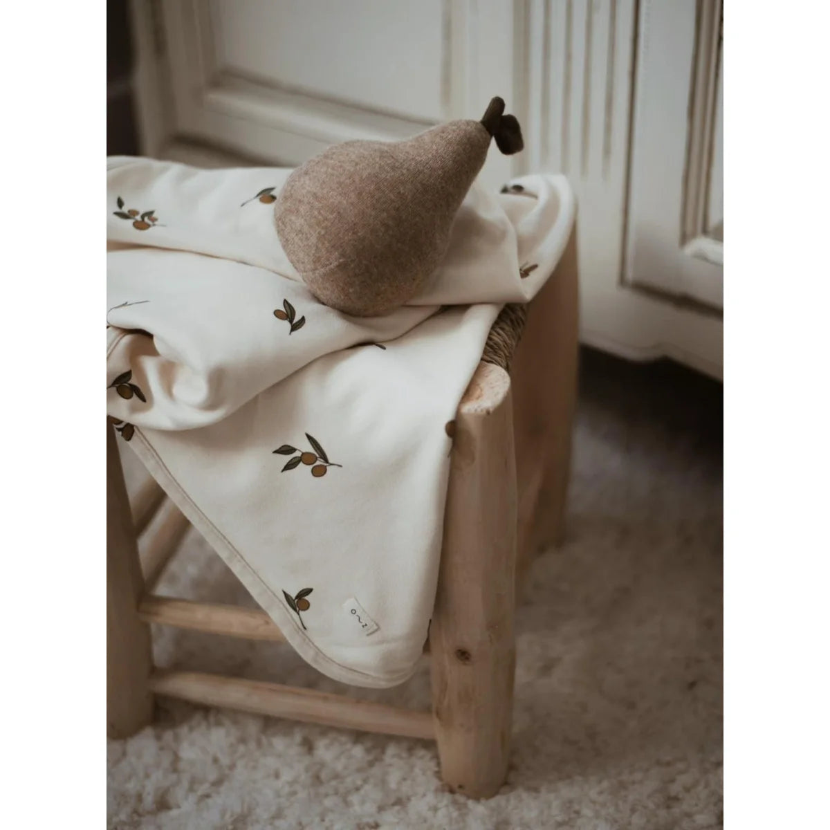 Weicher beige Birnen-Plüsch mit Stiel auf umkehrbarer Olive Garden Decke