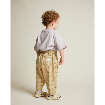 Beige Rex Joy Butter Trouser mit elastischem Bund und schwarzem Smiley-Muster auf der Rückseite mit Markenpatch