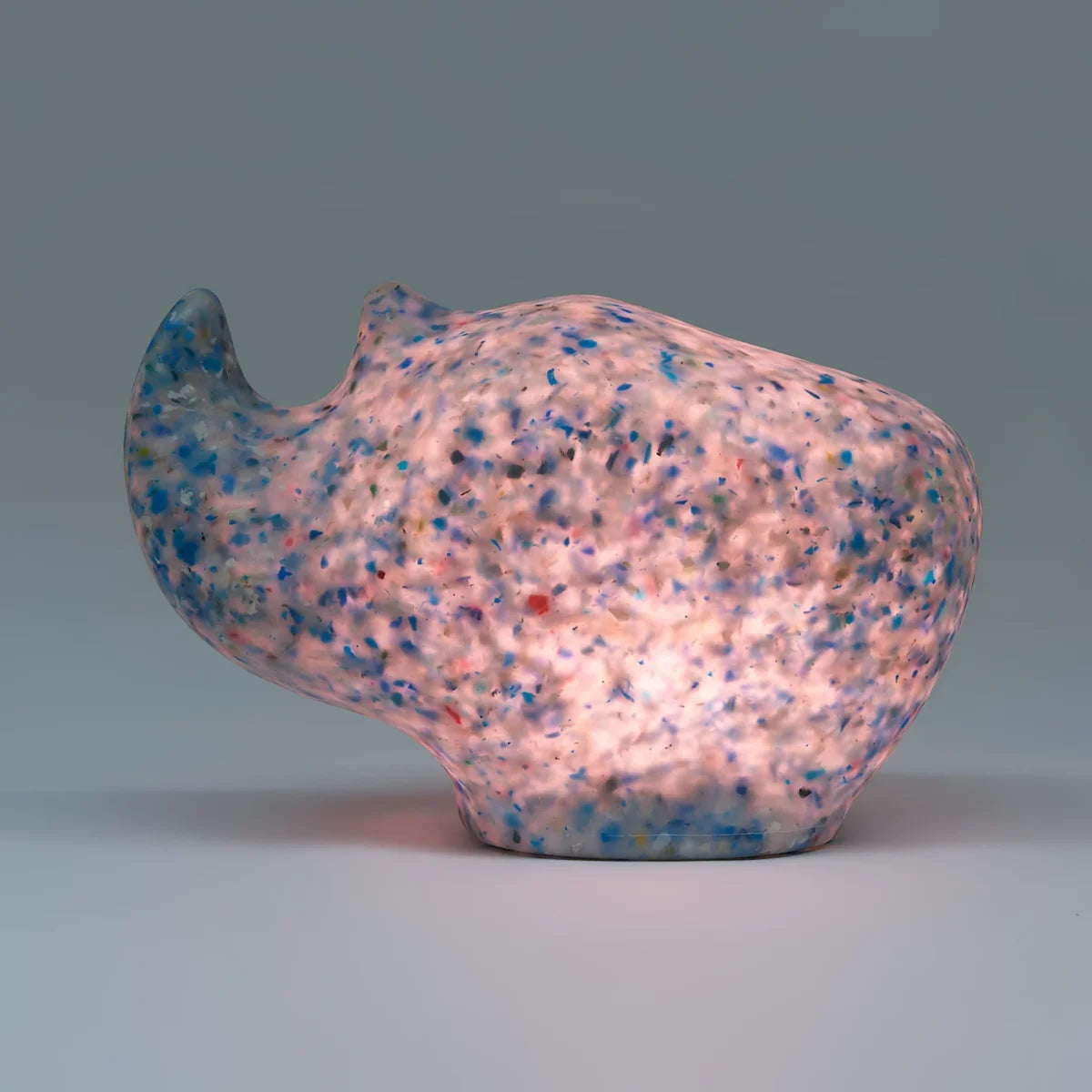 Rhino lamp aus transluzentem rosa und blau geflecktem glas in Nashornform mit ozeanweißem licht