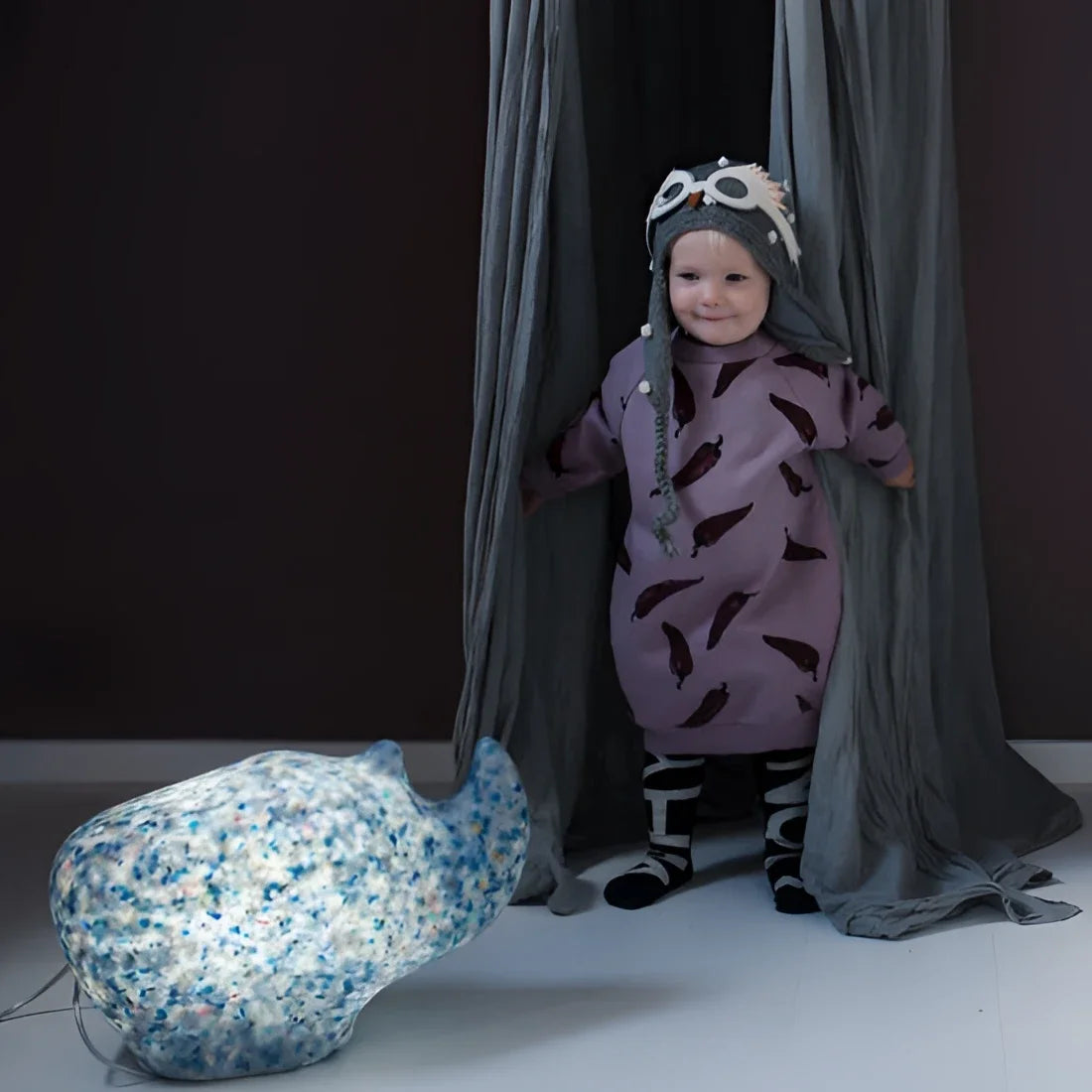 Ein verspieltes, blau-weiß gesprenkeltes wal-lampe mit sanftem licht, rhino lamp ocean white light