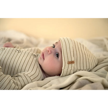 Weicher Strickbeanie in Creme mit grünem Gittermuster aus GOTS-zertifizierter Bio-Baumwolle für empfindliche Köpfchen, Nixnut