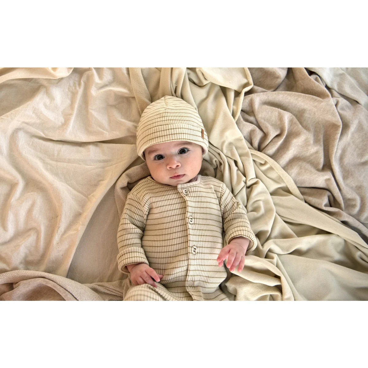 Gestreifter Babyanzug mit passendem Hut im Produkt Rib Onesie von Biscuit Stripe