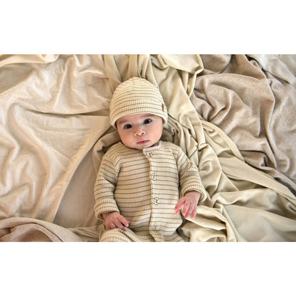 Gestreifter Babyanzug mit passendem Hut im Produkt Rib Onesie von Biscuit Stripe