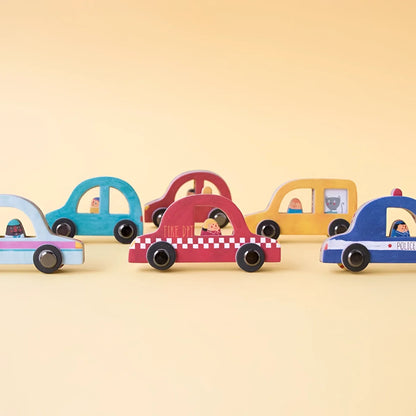 Bunte Holzspielzeugautos in verschiedenen Stilen aus dem Spiel Roads Game