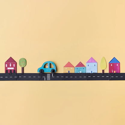 Bunte Papierschnittszene mit Häusern, Bäumen und einem Auto im Roads Game