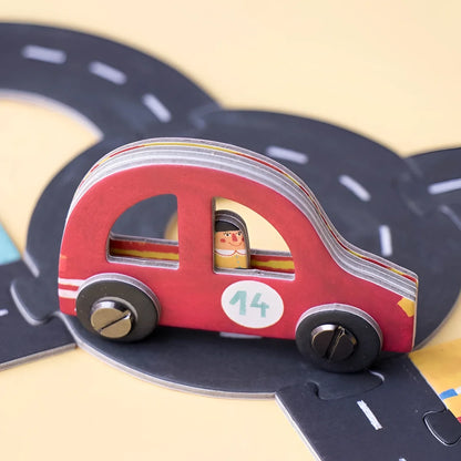 Rotes Holzeisenbahnspielzeugauto mit der Nummer 14 für das Spiel Roads Game