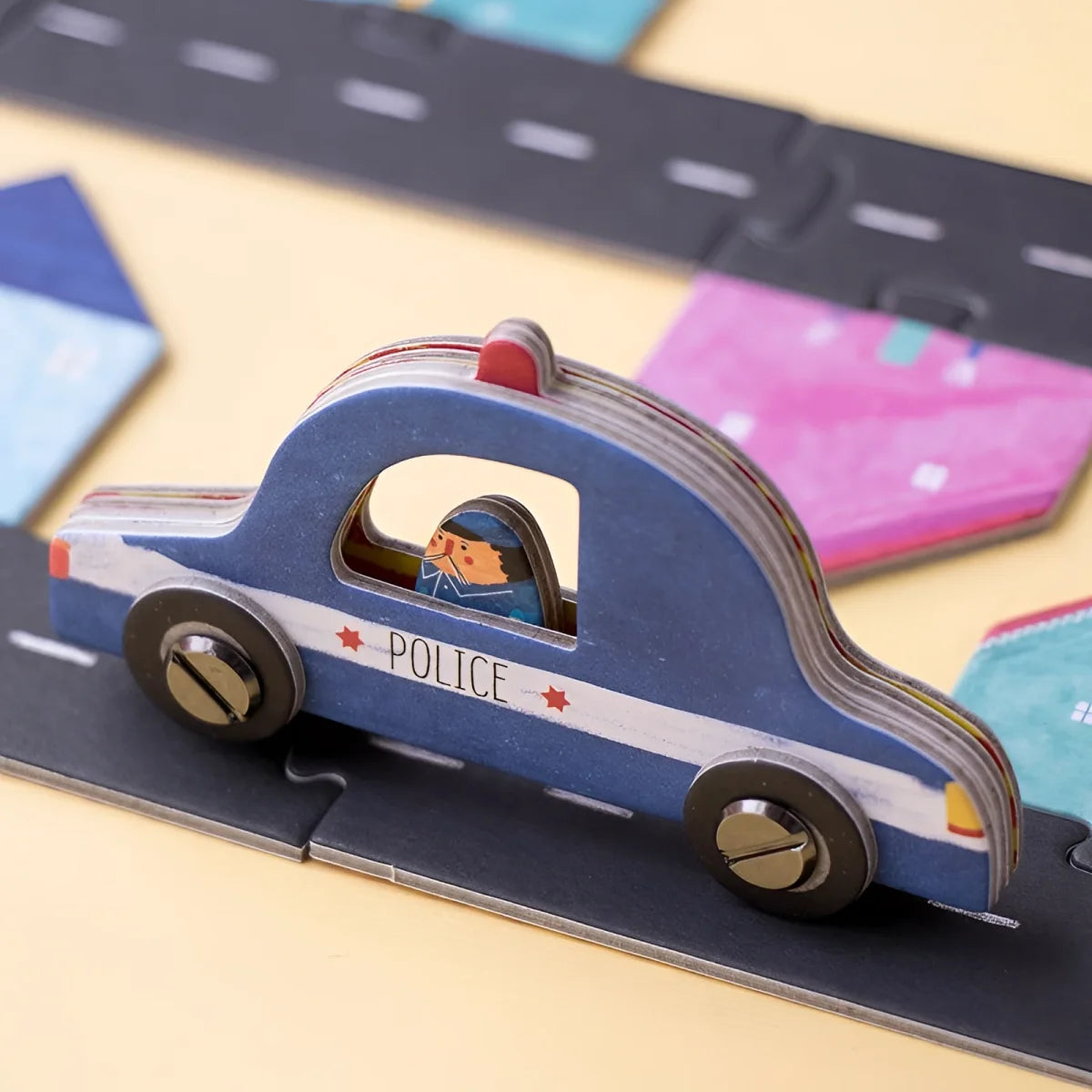 Holzspielzeug Polizeiauto mit Figur im Fenster, Teil des Spiels Roads Game