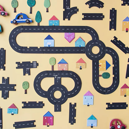 Bunt gestaltetes Spielstraßensystem mit Häusern und Bäumen für Roads Game