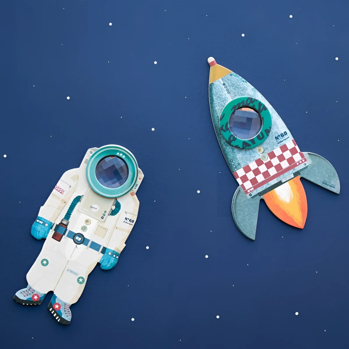 Verspielter Papierschnitt-Astronaut und Rakete mit türkisen Akzenten, rot-weiß karierten Details im Rocket Bee Eye-Design
