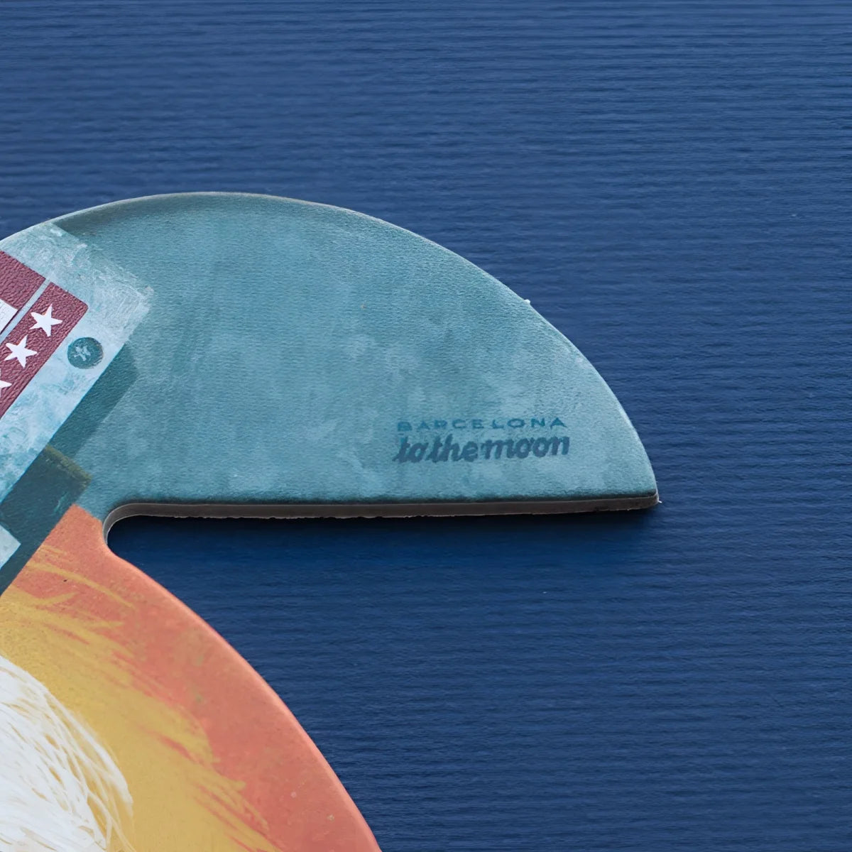 Teal halbrunder Untersetzer mit texturierter Oberfläche und Barcelona tothemoon Branding für Rocket Bee Eye