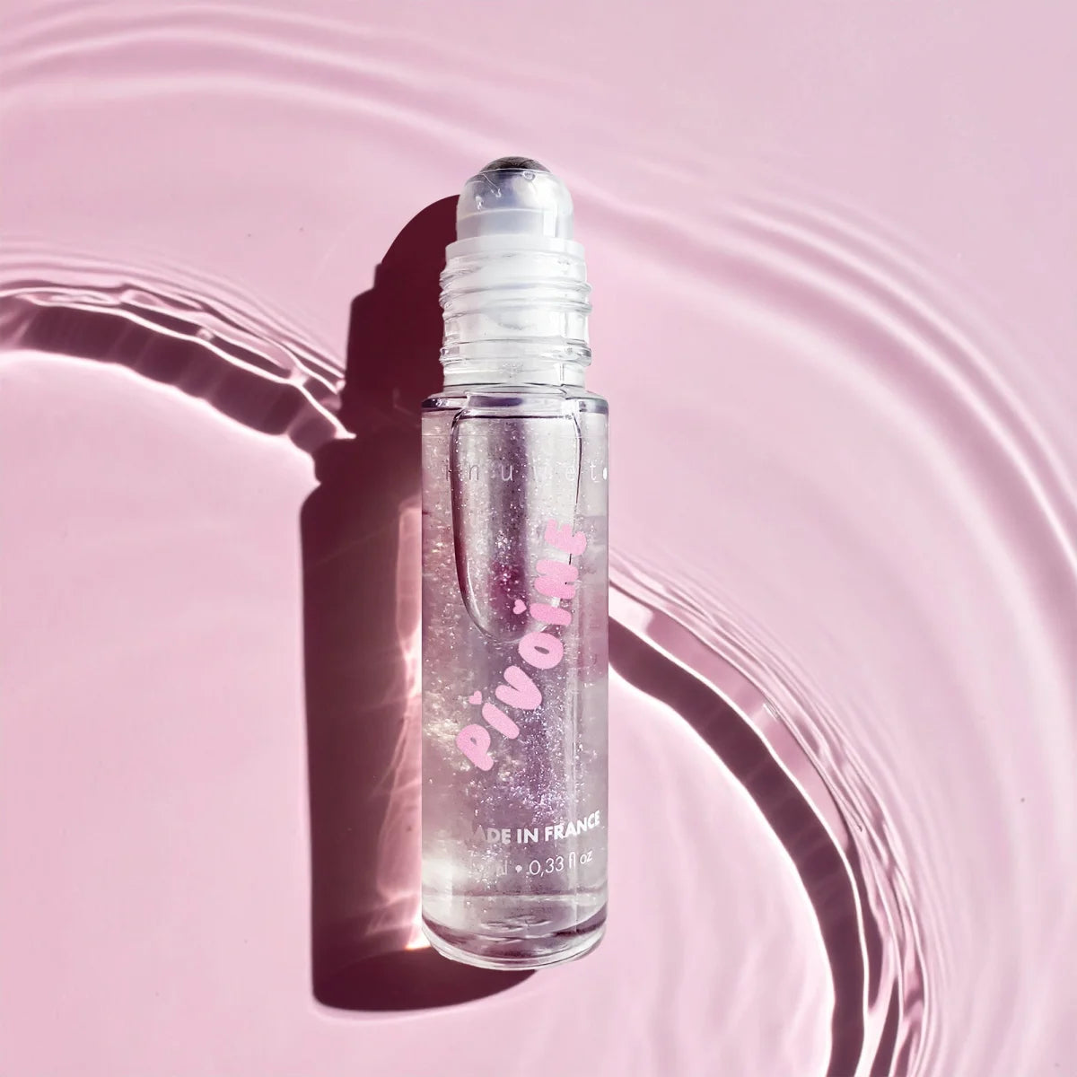 Inuwet Roll-on Parfum Pfingstrose in der Anwendung
