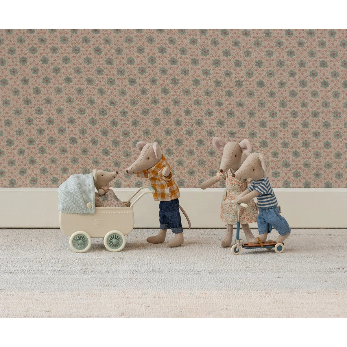 Roller Maus blau: Cremeweißer Kinderwagen mit hellblauem Verdeck und weißen Rädern