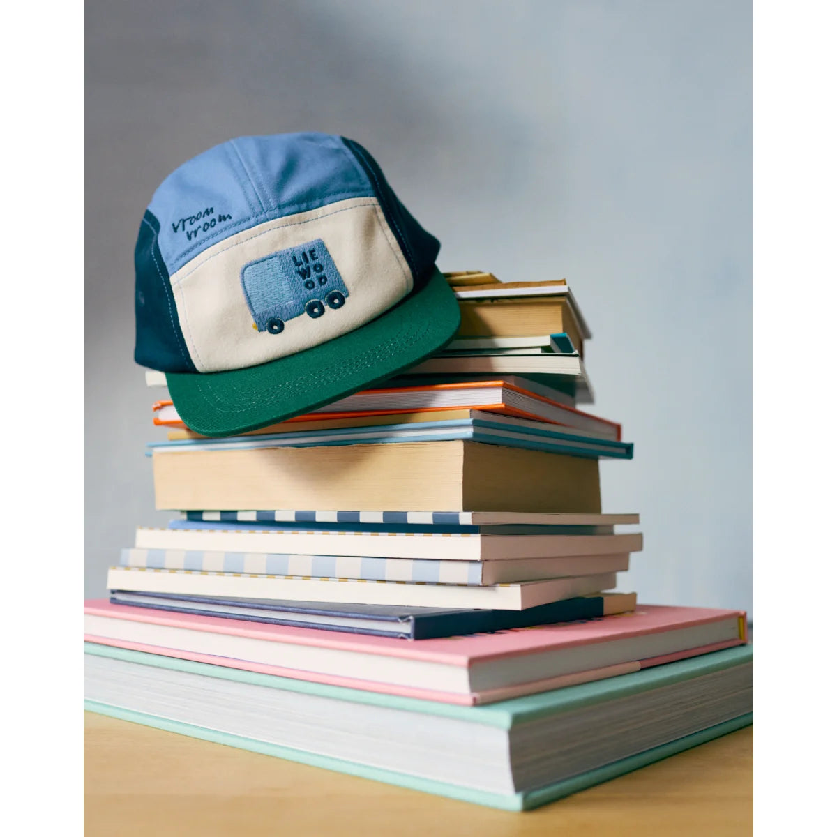 Bunte patchwork baseballkappe rory cap cars multi mix mit blauer truck-stickerei und lie wood schrift in blau, creme