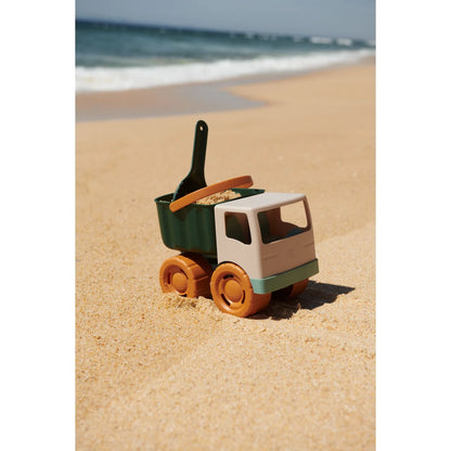 Weißer und grüner Spielzeug-Dumptruck mit Holzrädern auf Sand, Sand Truck Beck