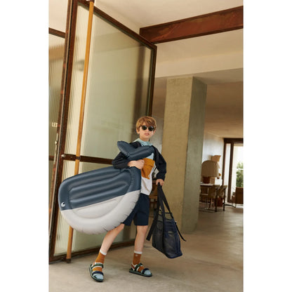 Junge mit aufblasbarem Wal und Tasche zu Sandalen Monty in moosgrünem Mix
