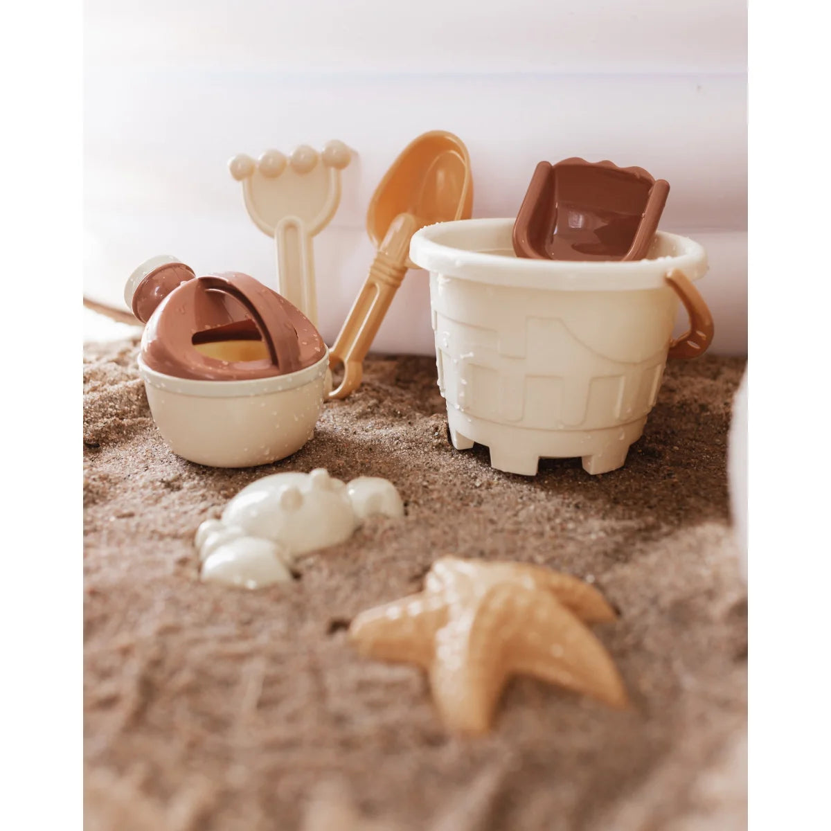 Set aus Miniatur-Strandspielzeugen und Sandformen für Kinder mit Sandspielzeug Schiff