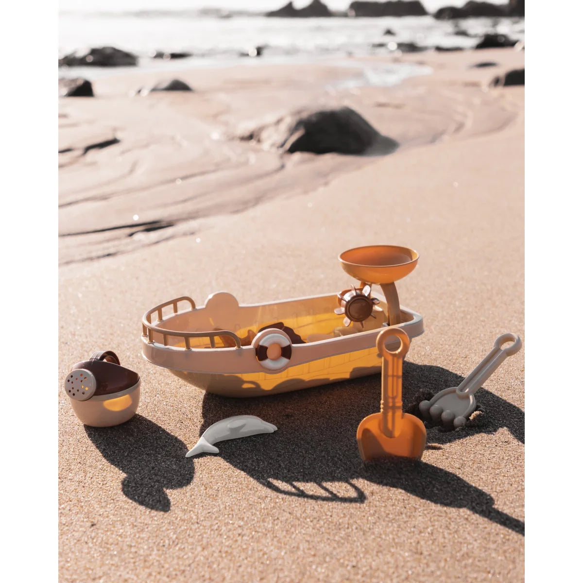 Spielzeug Holzboot mit Figuren und Zubehör auf Sand für kreative Spiele