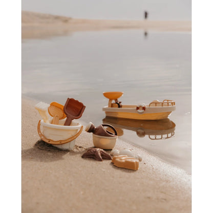Holzspielzeug-Boot mit passenden Strandspielzeugen in Sandspielzeug Schiff