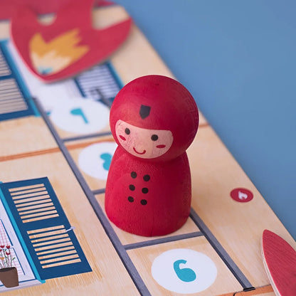 Rote Holzpuppe mit lächelndem Gesicht auf dem Spielbrett von Save the Cat Game