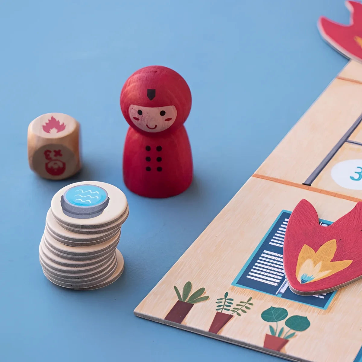Rote Holz-Puppenspielerfigur mit lächelndem Gesicht im Save the Cat Spiel