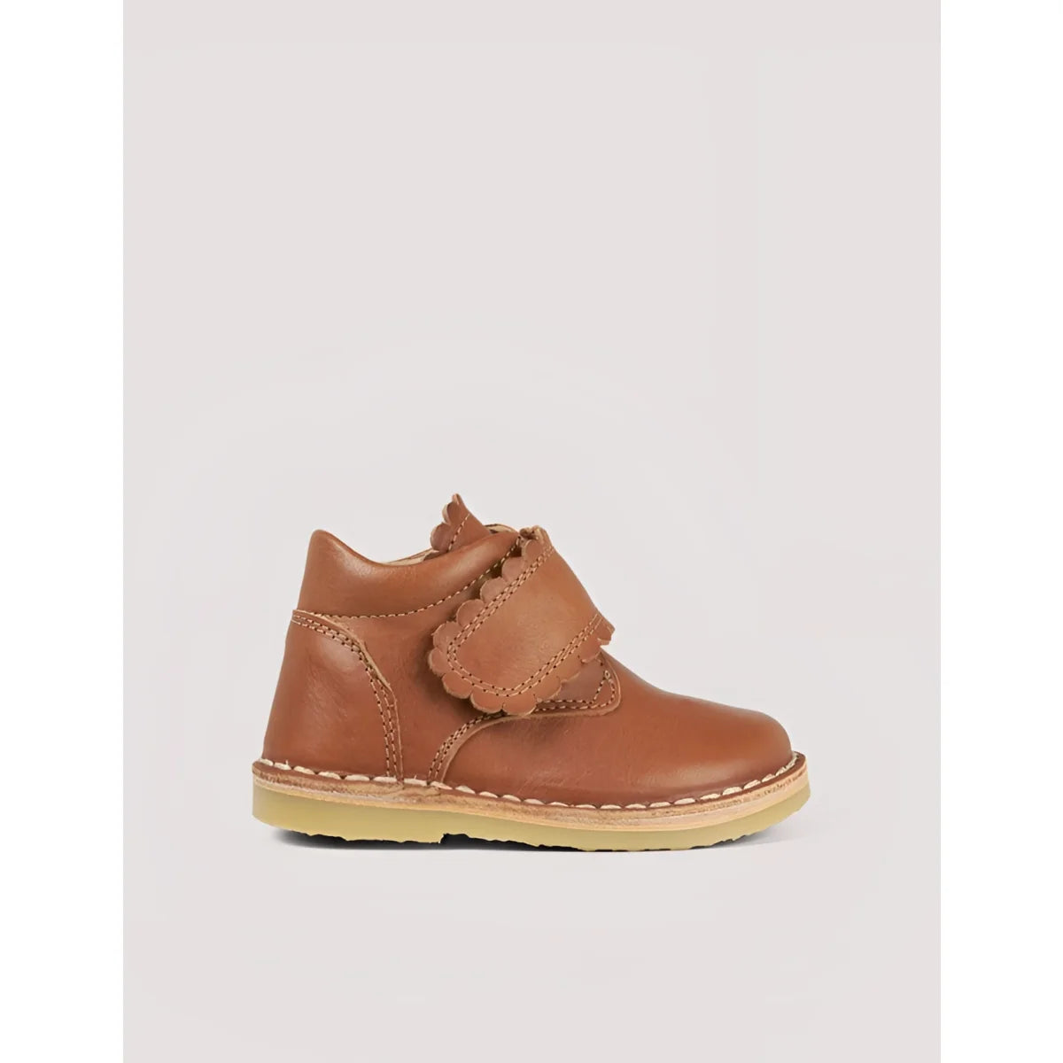 Scallop Velcro Boot Cognac aus pflanzlich gegerbtem Wildleder