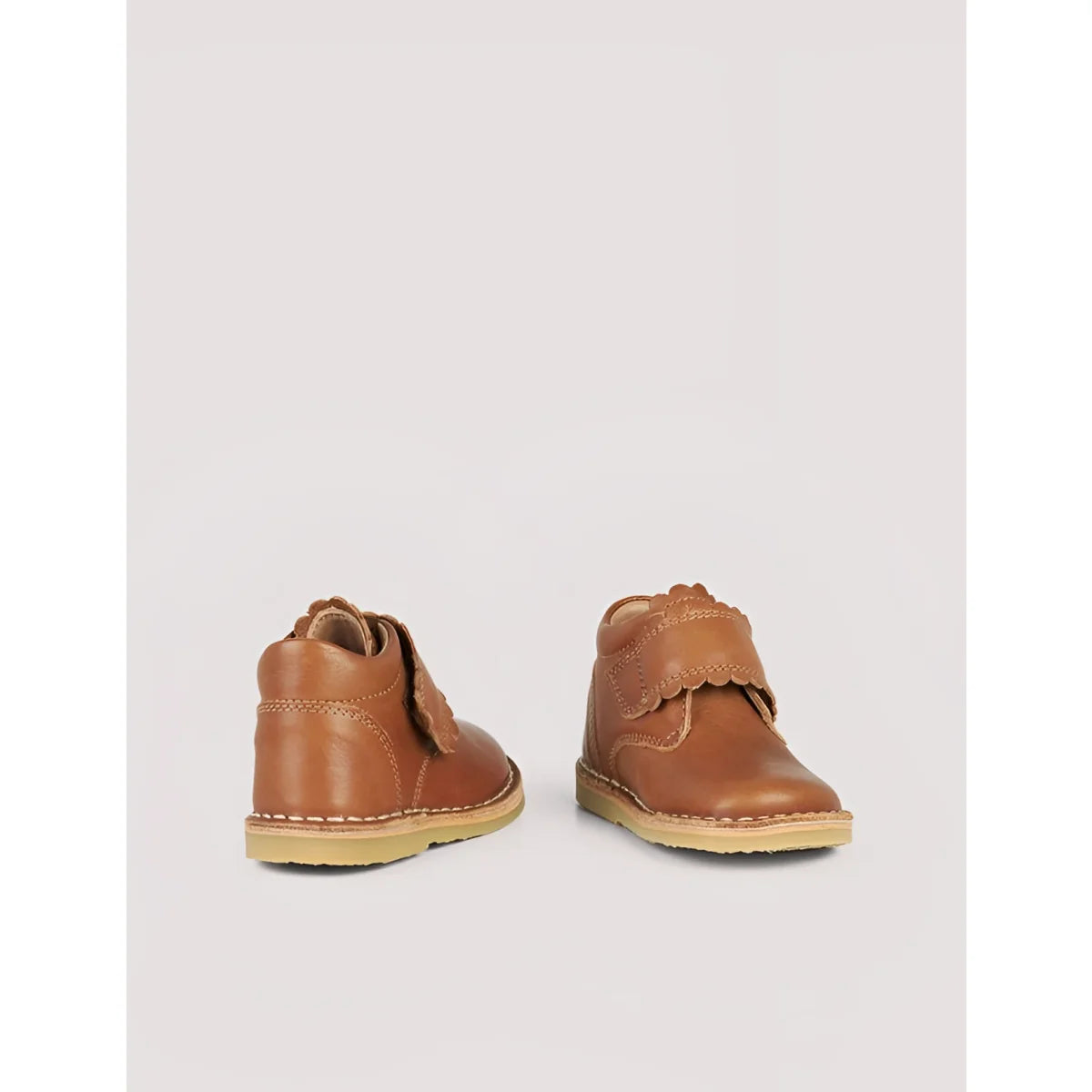 Cognac Scallop Velcro Desert Boot aus pflanzlich gegerbtem Wildleder