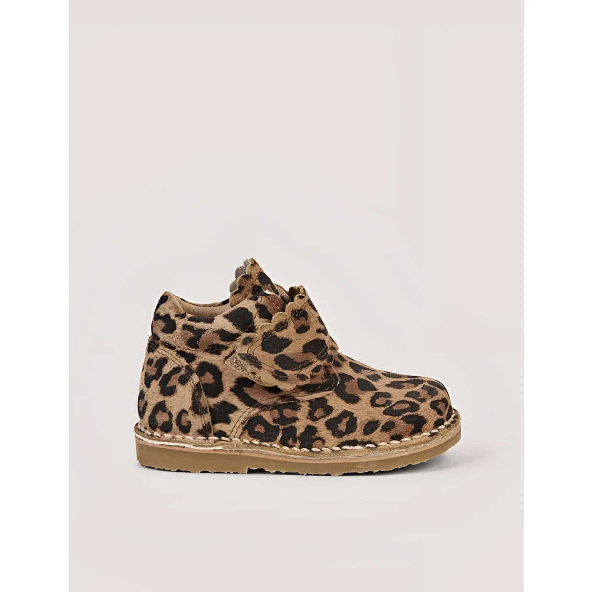 Leopard Scallop Velcro Boot aus pflanzlich gegerbtem Wildleder