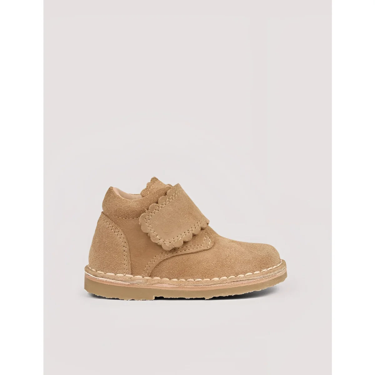 Scallop Velcro Boot Sahara Suede aus pflanzlich gegerbtem Wildleder