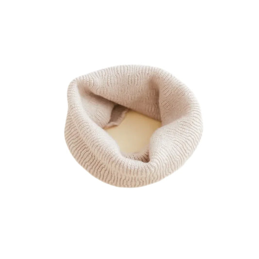 Weiches, cremefarbenes, gestricktes Infinity-Schal Gigi in Cream für stilvolle Wärme