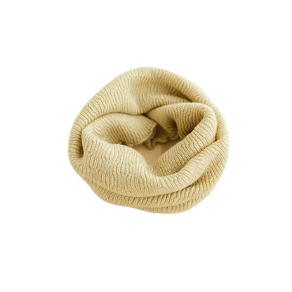 Beige gestrickter Infinity-Schal in kreisförmiger Anordnung mit Lichtgelb