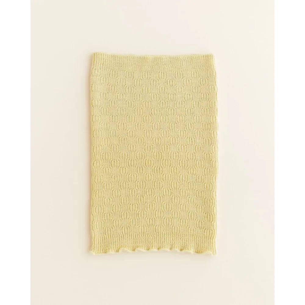 Pale yellow knitted swatch with textured pattern and scalloped edge for Schal Gigi