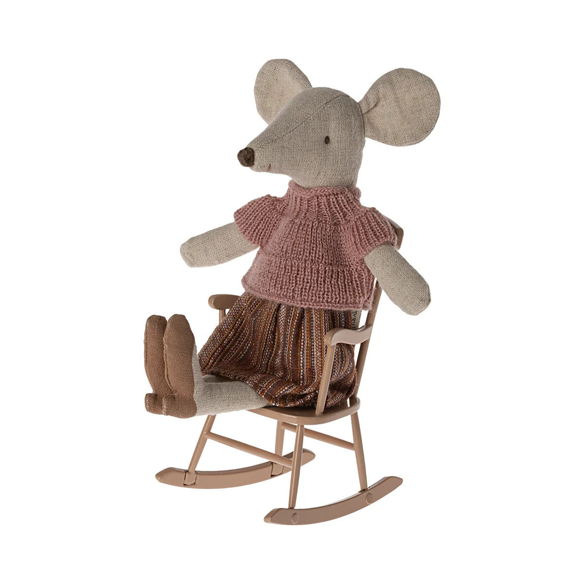 Gestopfte Maus mit pinkem Pullover in einem kleinen Holzschaukelstuhl