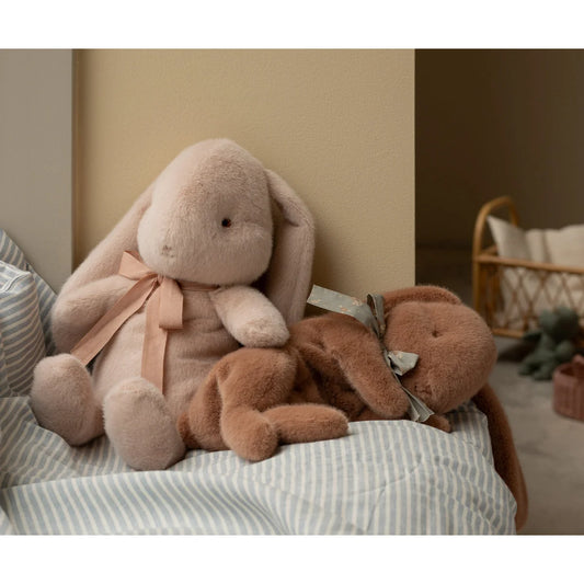 Weiches schlafendes Plüschhase in Blush-Pink, klein mit Satinband
