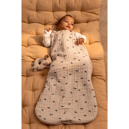 Baby im gemusterten Schlafsack FloraBedruckter Mini whale Sandy sicher und bequem schlafend