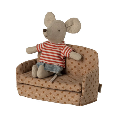 Schlafsofa Maus Punkte: Beige Stoffmaus in rot-weiß gestreiftem Shirt und Jeansshorts auf gepunktetem Sofa