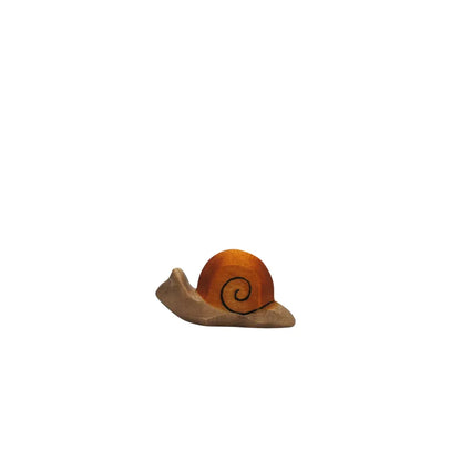 Gepflegte geschnitzte Holzschnecke mit orangefarbenem Gehäuse als Produkt Schnecke