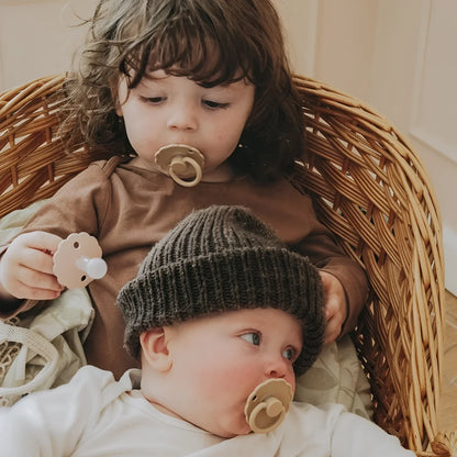 Dunkelgrüne gestrickte beanie mütze aus nachhaltiger babykleidung schweiz ideal als geschenk für neugeborene