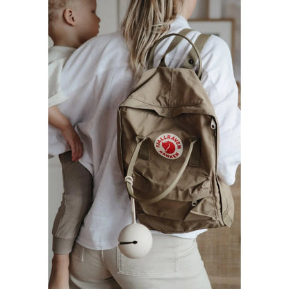Beige Fjällräven Kånken Rucksack an Person mit Kind, passend zum Schnuller Etui Shifting Sand