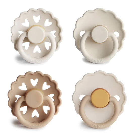 Beige und braune Silikon-Schnuller mit herzförmigen Ausschnitten und Ring, Snowflake Dream